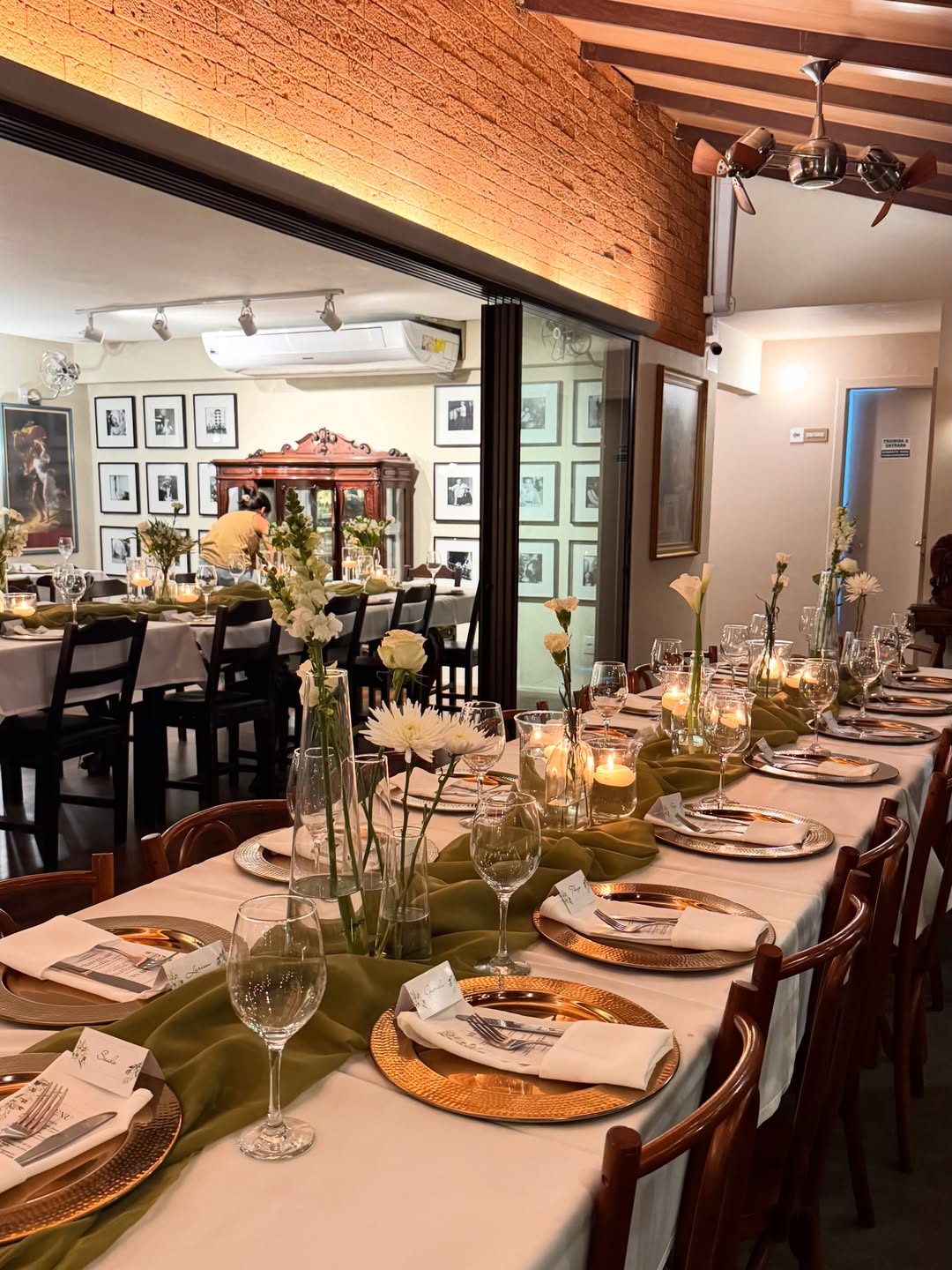 Salão posto para jantar de evento